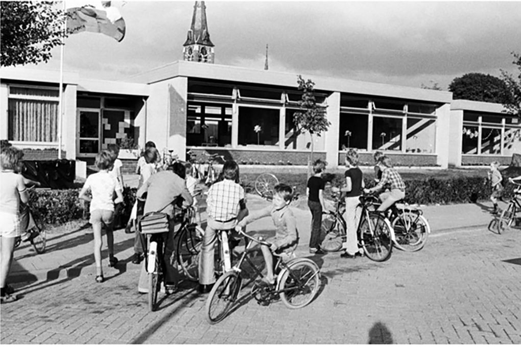 Basisschool de Tweeschaar in de schoolstraat. Gemengde Christelijke Basisschool die in de 70 er jaren is gebouwd en eind tachtiger jaren weer afgebroken nadat in wijk de Bunder een nieuwe school gebouwd.